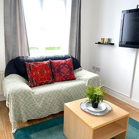 Crescent Apartment - Modern 1 Bedroom First Floor Goodmayes Kültér fotó