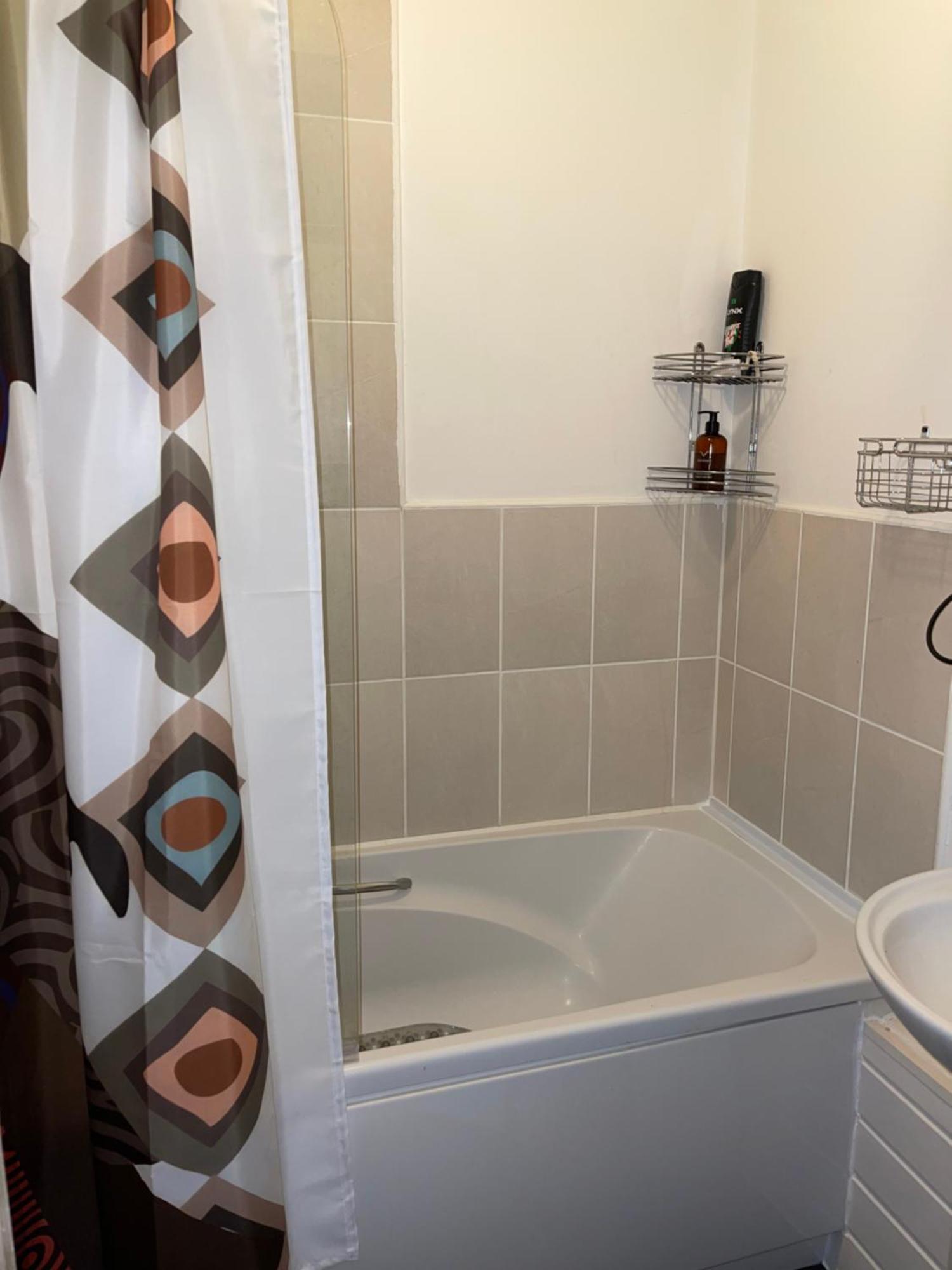 Crescent Apartment - Modern 1 Bedroom First Floor Goodmayes Kültér fotó