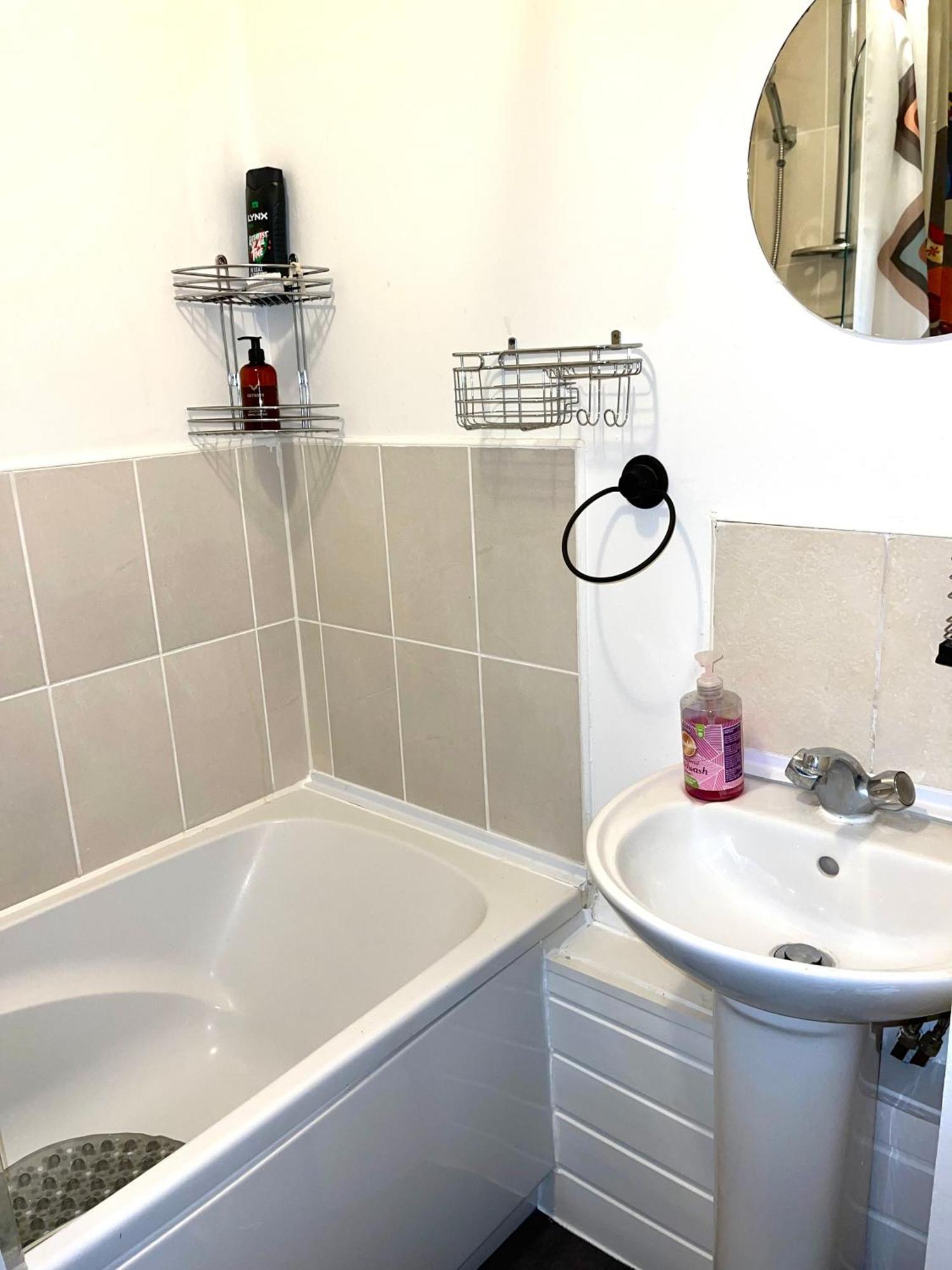 Crescent Apartment - Modern 1 Bedroom First Floor Goodmayes Kültér fotó