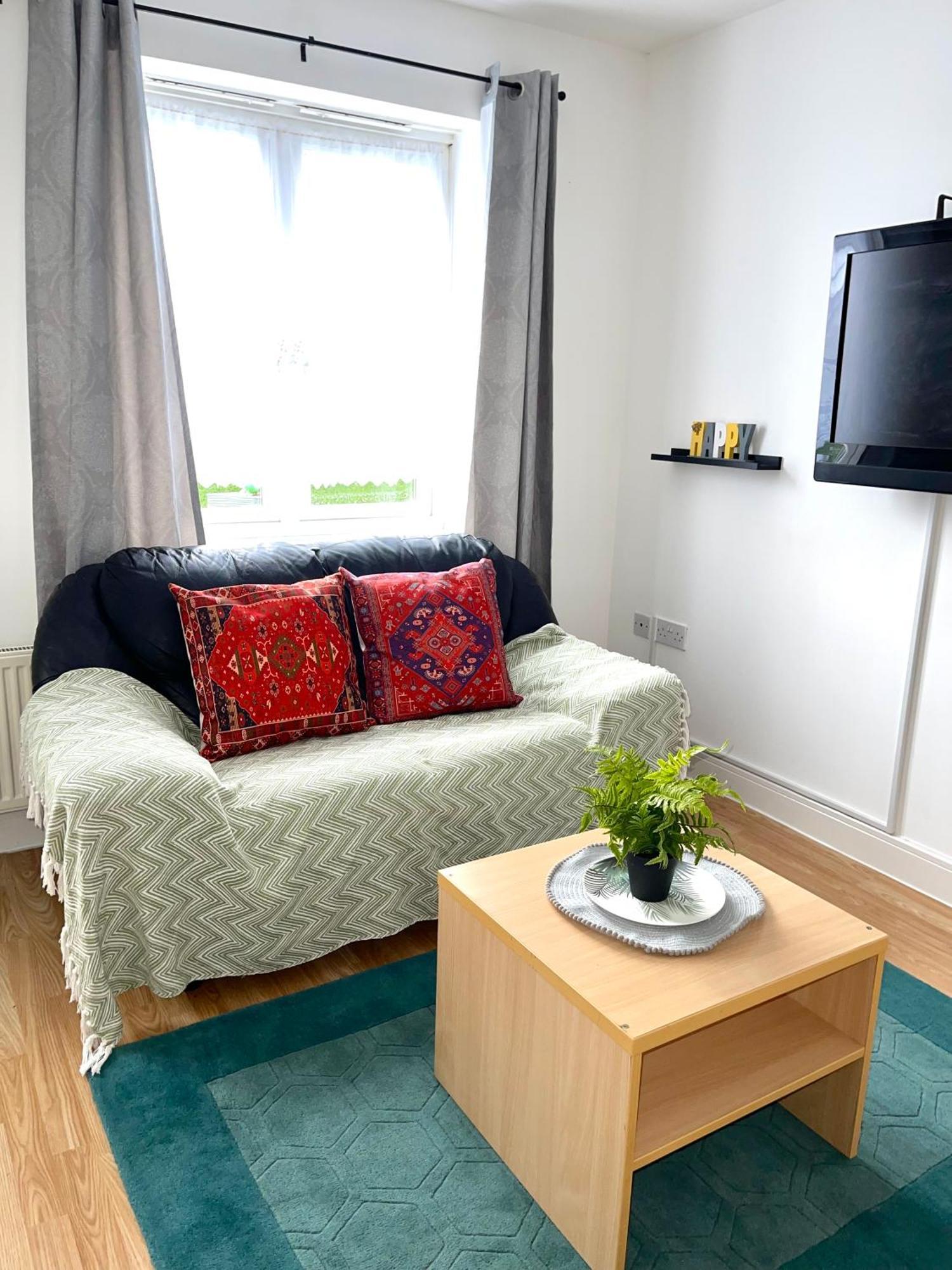 Crescent Apartment - Modern 1 Bedroom First Floor Goodmayes Kültér fotó