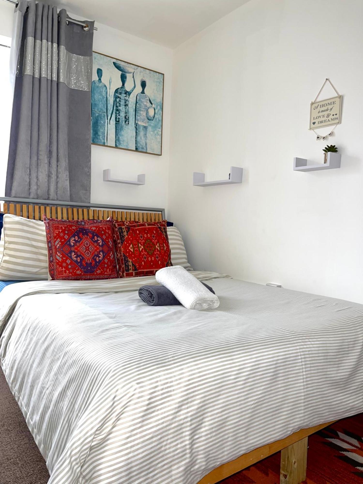 Crescent Apartment - Modern 1 Bedroom First Floor Goodmayes Kültér fotó
