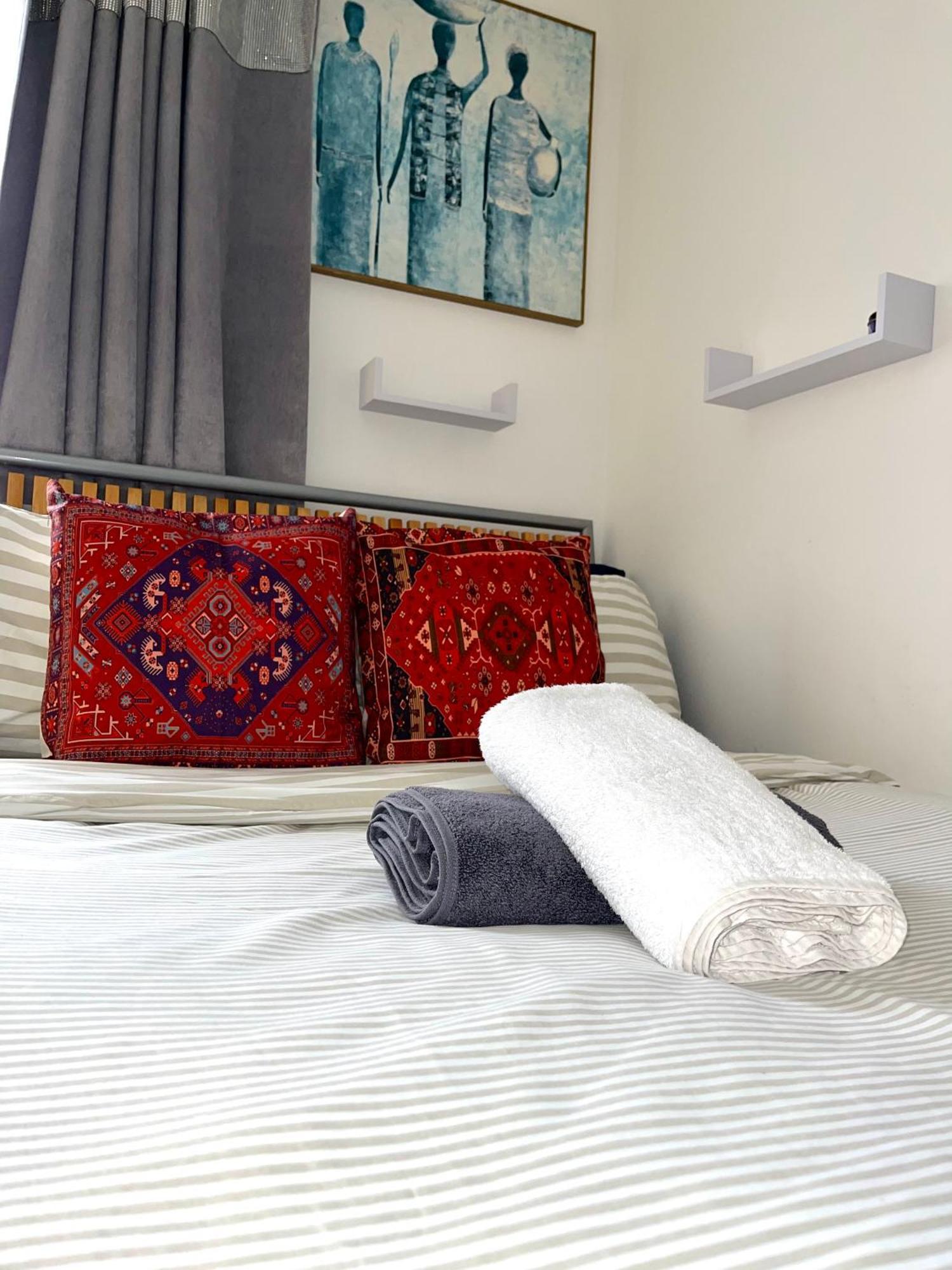 Crescent Apartment - Modern 1 Bedroom First Floor Goodmayes Kültér fotó