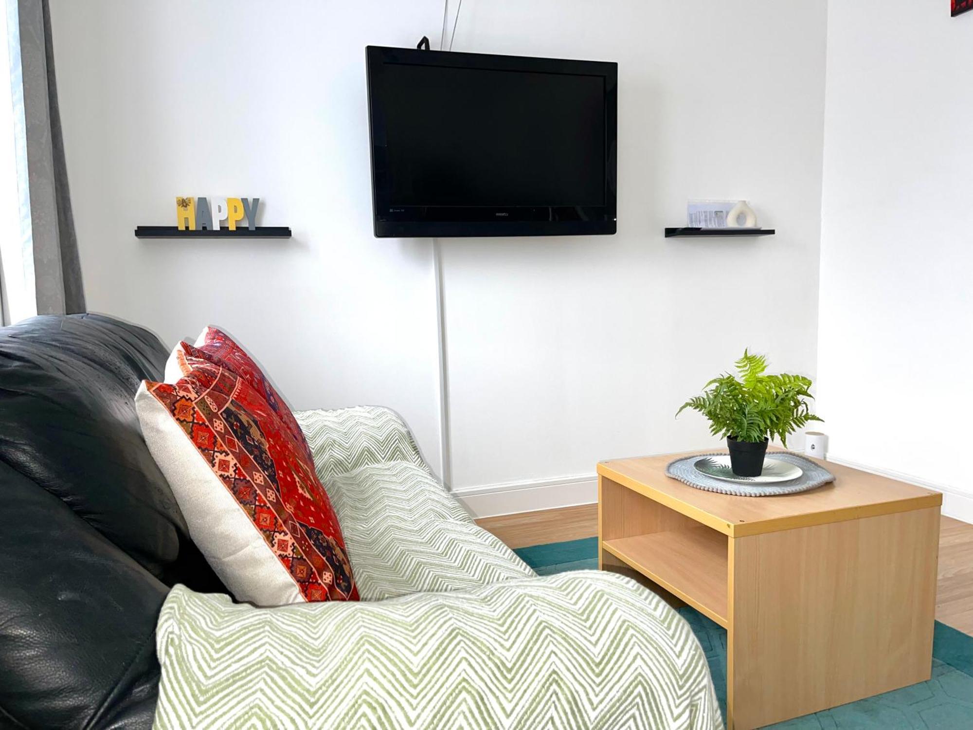 Crescent Apartment - Modern 1 Bedroom First Floor Goodmayes Kültér fotó